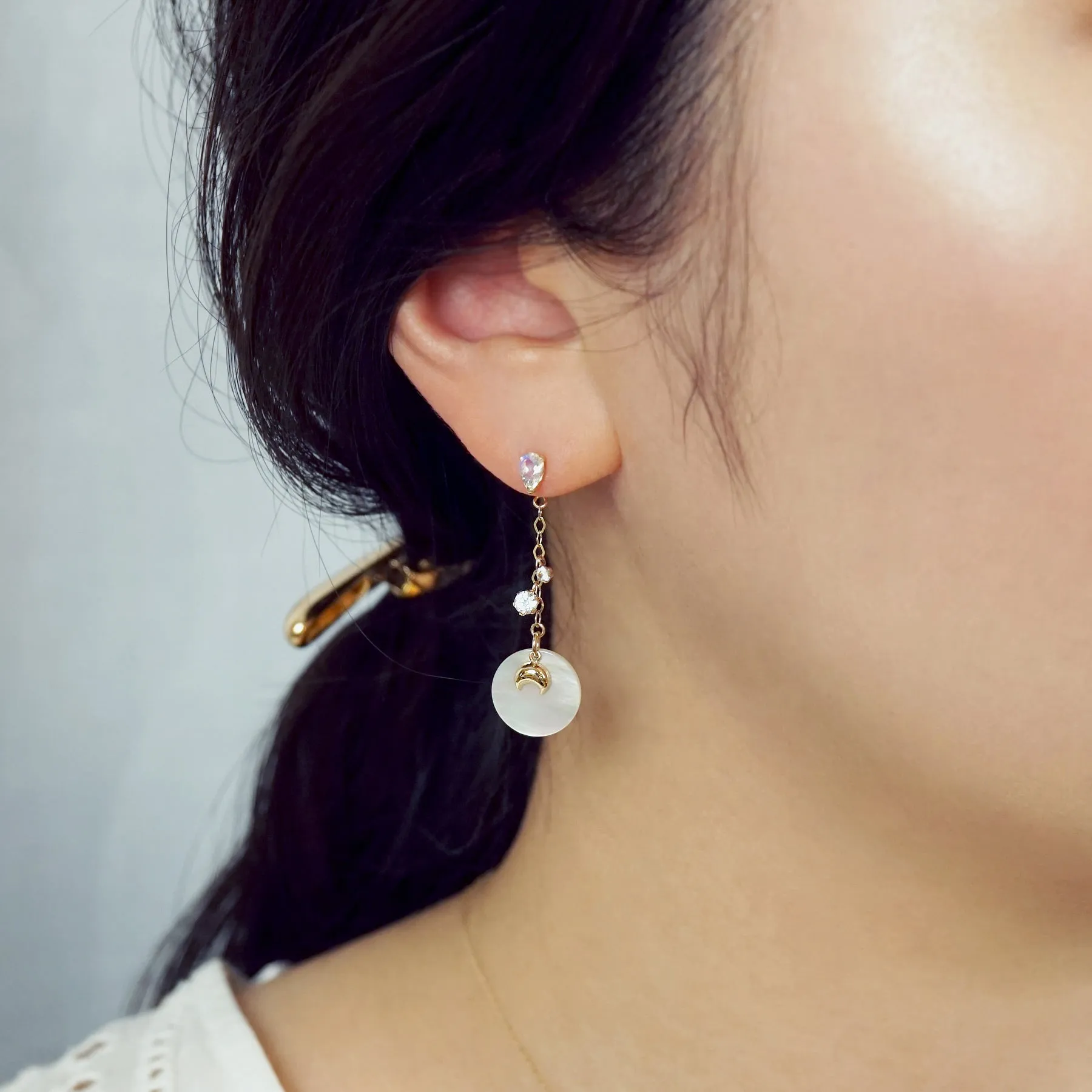 18K/10K 2WAY White Shell Swinging Earrings [Moonlight] (Yellow Gold)