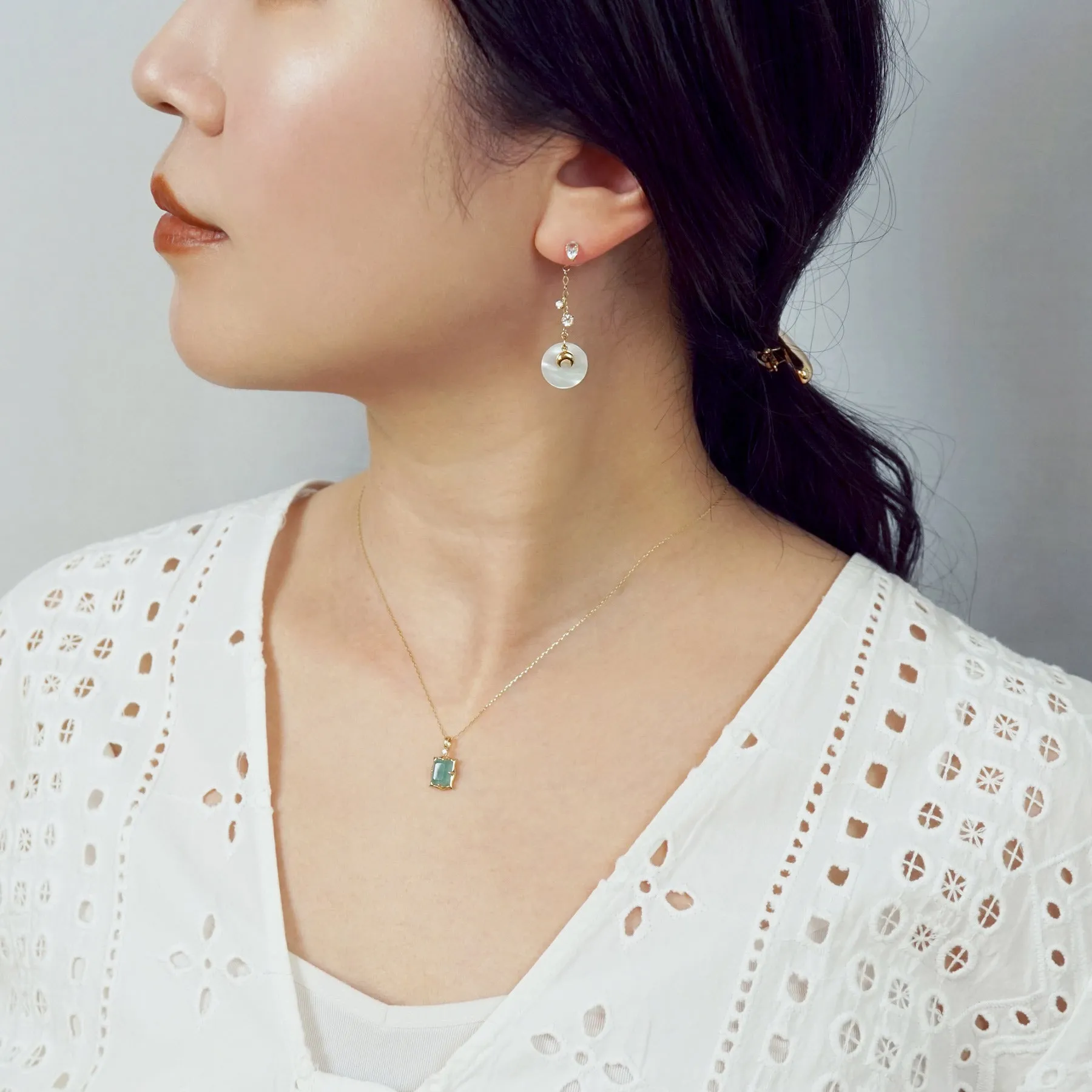 18K/10K 2WAY White Shell Swinging Earrings [Moonlight] (Yellow Gold)