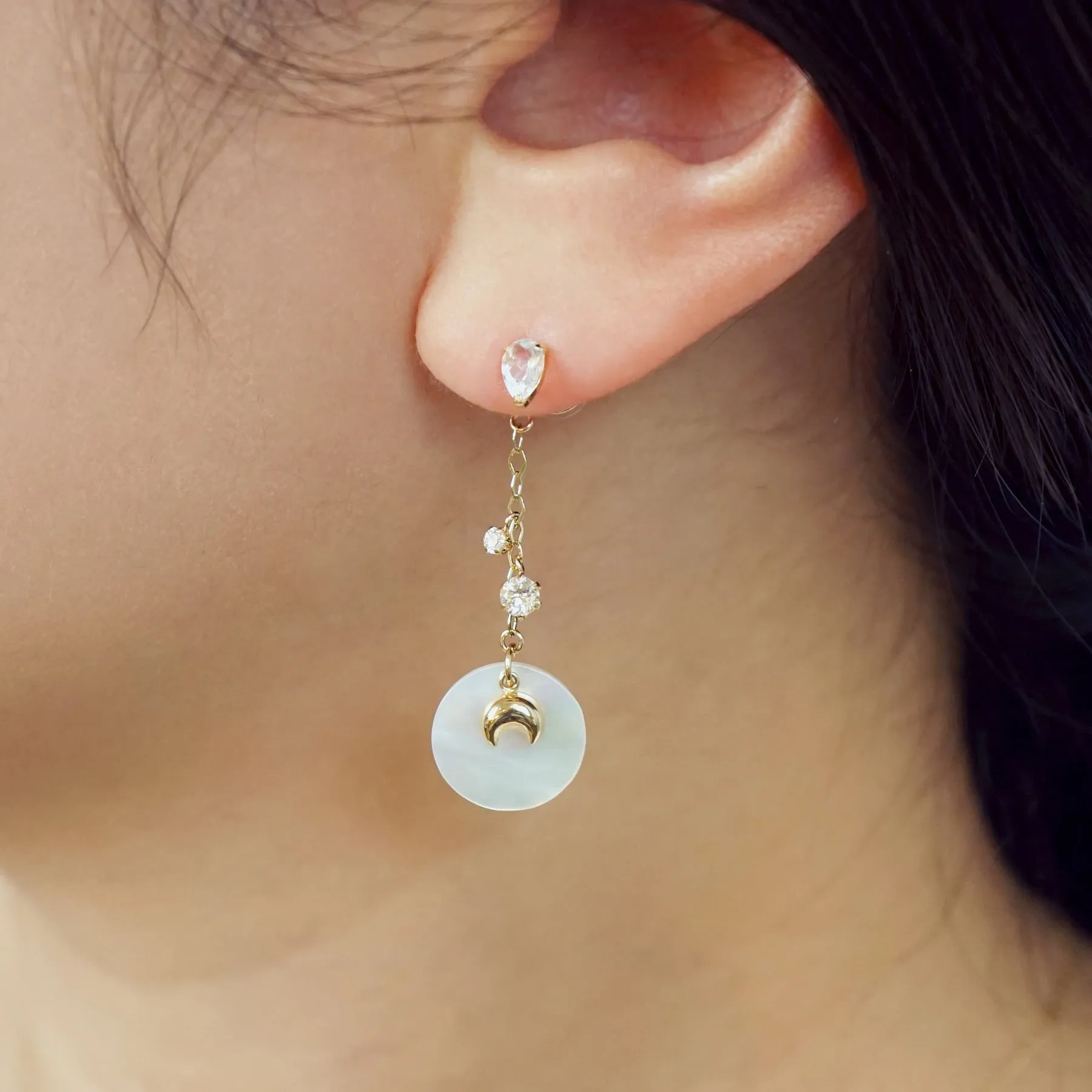 18K/10K 2WAY White Shell Swinging Earrings [Moonlight] (Yellow Gold)